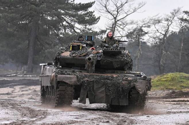 지난 1일(현지시간) 보리스 피스토리우스 독일 국방장관이 아우구스트도르프의 독일연방군 203 기갑대대를 방문, 우크라이나로 지원할 레오파드2 탱크에 직접 시승해 성능을 시험하고 있다. 아우구스트도르프=로이터·연합뉴스