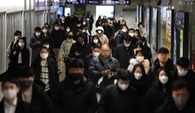 지난달 31일 오전 서울 지하철 광화문역 통로에서 시민 대부분이 마스크를 쓴 채 걸어가고 있다. /연합뉴스