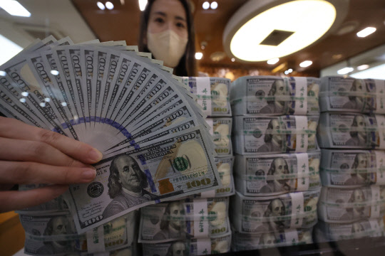 미국 고용지표 호조로 원·달러 환율이 한 달 만에 급등했다. 연합뉴스