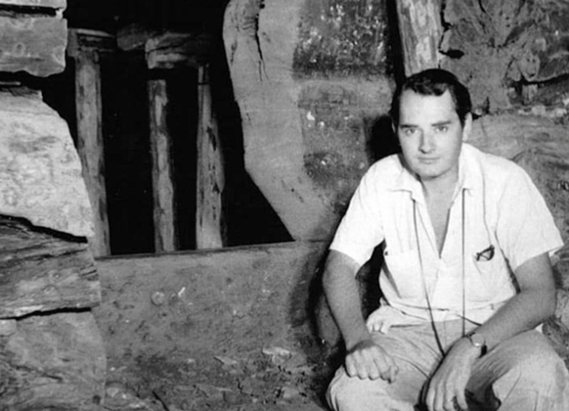 한 묘실 유적지 입구에 앉아 있는 1957년 대학원 시절의 무스카렐라. 메트의 한 관계자는 "그렇게 박물관을 싫어하면서 왜 그만두지 않는지 모르겠다"고 했지만, 무스카렐라는 누구보다 박물관의 기능과 가치를 중시한 고고학자였다. 무스카렐라 아카이브 사진.