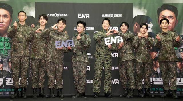 6일 서울 마포구 스탠포드호텔에서 열린 ENA 新 예능채널 ‘신병캠프’(연출 민진기 남예은) 제작발표회에서 드라마 주역들이 포즈를 취하고 있다. ‘신병캠프’는 웹 애니메이션인 장삐쭈의 ‘신병’을 원작으로 한 드라마 ‘신병’의 예능 스핀오프이자 군대 콘텐츠의 세계관을 통합하는 군예능 대통합 프로젝트이다. 뉴스1