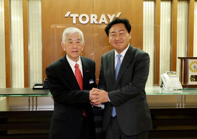 지난해 12월 15일 김관영(오른쪽) 전북지사가 일본 도레이 본사를 방문해 닛카쿠 아키히로 도레이첨단소재 사장을 만나서 추가 투자를 요청한 뒤 기념촬영를 했다. 전북도 제공