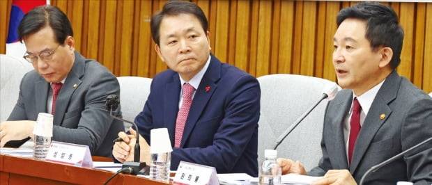 원희룡 국토교통부 장관(오른쪽)이 6일 국회에서 열린 화물운송산업 정상화 방안 마련을 위한 당정협의회에서 발언하고 있다. 김병언 기자