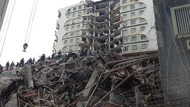 5일(현지시간) 튀르키예 남동부 디야르바키르에서 구조대원들이 지진으로 무너진 건물 잔해에서 생존자를 찾고 있다. EPA연합뉴스