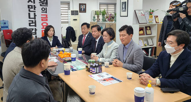 나경원 전 의원이 6일 서울 동작구 국민의힘 동작을 당협사무소에서 국민의힘 초선 의원들의 방문을 받고 면담하고 있다. 연합뉴스