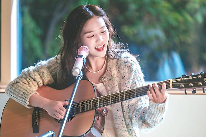 K팝 아티스트 4인의 진정성 있는 이야기를 담은 왓챠 오리지널 다큐멘터리 ‘다음 빈칸을 채우시오’에 출연한 오마이걸 효정. <사진제공=왓챠>