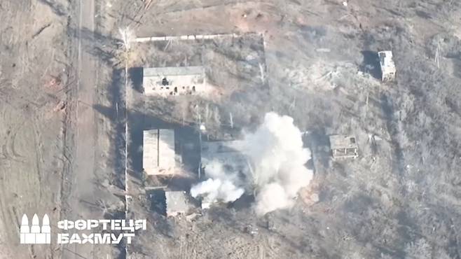 1일(현지시간) 공개된 유인물 영상에서 우크라이나 동부 바흐무트에서 우크라이나 부대가 러시아 진지를 공격한 후 연기가 피어오르는 모습을 공중에서 보여준다. / 사진=로이터 연합뉴스