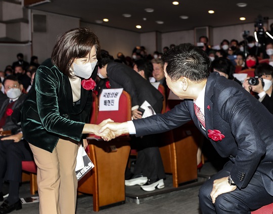 나경원 국민의힘 전 의원과 김기현 의원이 지난달 5일 서울 송파구민회관에서 열린 신년인사회에서 악수를 나누는 모습. 사진=뉴시스