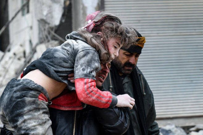 튀르키예·시리아에서 발생한 지진으로 건물에 깔렸떤 한 여성이 구조돼 이송되는 모습. (사진=AFP)