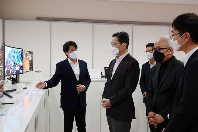 이재용 삼성전자 회장(왼쪽에서 두 번째)이 7일 삼성디스플레이 아산캠퍼스에서 전시된 디스플레이 제품을 보며 설명을 듣고 있다. (사진=삼성전자)