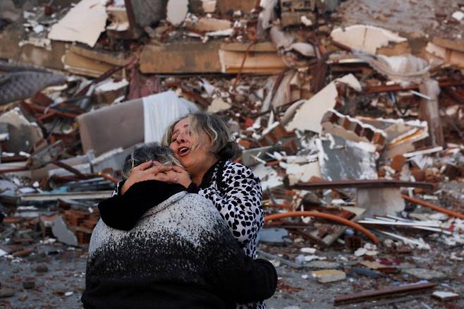 한 여성이 무너진 잔해 사이에서 울고 있다. (사진=로이터)