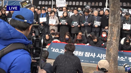 지난 6일 이태원참사 분향소 철거 논란과 관련해 시민대책위원회 관계자들이 기자회견을 열었다. 사진은 지난 6일 시민대책위 기자회견 당시 JTBC 모바일 라이브 장면 캡처. 〈사진=JTBC 모바일라이브 캡처〉