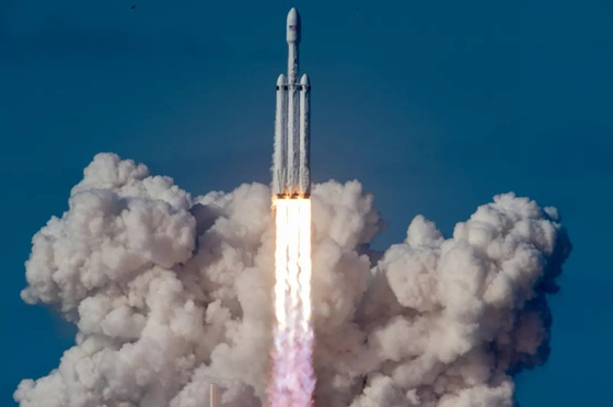 현지시간 2018년 2월 6일 미국 항공우주국(NASA) 케네디 우주센터의 발사대에서 이륙하는 스페이스X의 팰컨 헤비 로켓. 〈사진=스페이스닷컴〉
