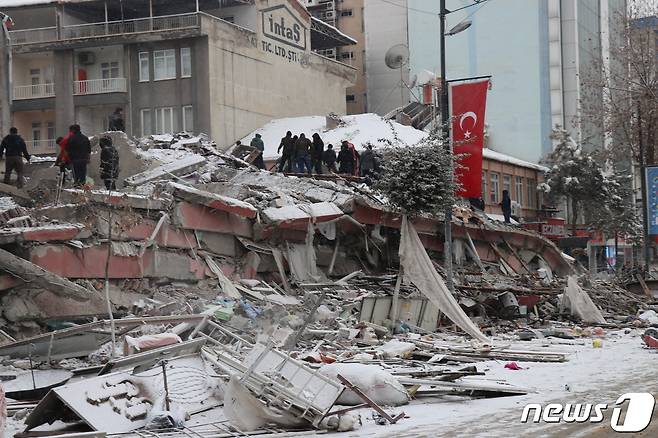 6일(현지시간) 터키 말라티아에서 구조대원들이 무너진 건물 잔해 속에서 구조한 사람을 옮기고 있다. 생존자 수색이 한창인 가운데 튀르키예에는 8일까지 눈 예보가 내려져 수색 작업에 지장을 줄 것으로 보인다. ⓒ 로이터=뉴스1