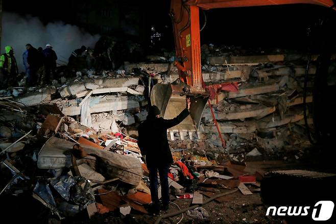 6일(현지시간) 튀르키예 오스마니예에서 튀르키예(터키) 남부와 시리아 북서부를 강타한 규모 7.8 강진으로 지진으로 무너진 건물에서 구조활동을 벌이는 모습. ⓒ 로이터=뉴스1 ⓒ News1 박재하 기자