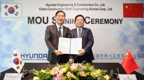 윤영준 현대건설 사장(왼쪽)과 왕 진 중국건축6국 회장이 MOU 체결 이후 기념사진을 촬영하고 있다. (사진제공=현대건설)