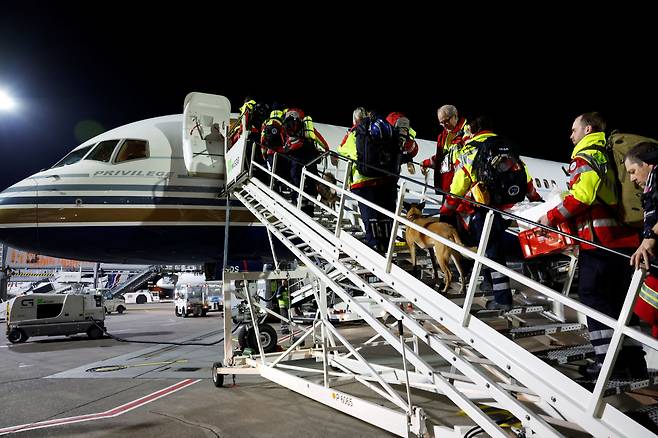 독일 국제구조대(ISAR) 대원들이 7일(현지 시각) 튀르키예 지진 생존자 수색 작업을 지원하기 위해 독일 쾰른 본 공항에서 튀르키예행 비행기에 탑승하고 있다. /로이터