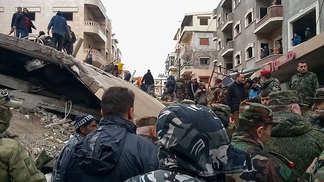 6일(현지시간) 시리아 군인들이 구조작업을 하고 있다. 연합뉴스 제공