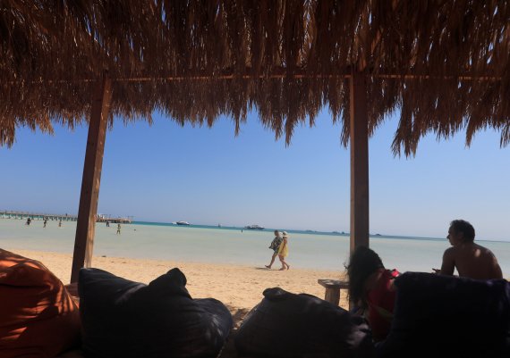 가파른 인플레이션(물가상승) 속에 미국 억만장자 10명 가운데 4명도 은퇴는 불가능하다는 생각을 갖고 있는 것으로 조사됐다. 2020년 8월 25일(현지시간) 이집트 후루가다 해변에서 관광객들이 여름 휴가를 즐기고 있다. 로이터뉴스1