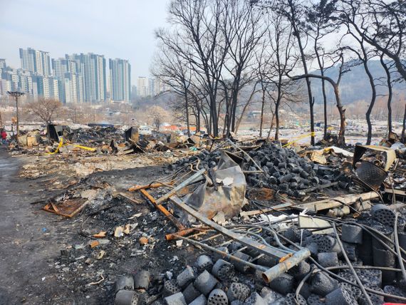 7일 서울 강남구에 위치한 구룡마을엔 지난달 20일 발생한 화재의 잔해가 그대로 남아있다./사진=이진혁 기자