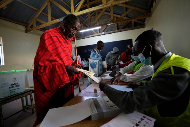 지난해 8월 케냐 나이로비 올테페시 초등학교에서 유권자들이 자신들의 한 표를 행사하고 있다. AP 연합뉴스