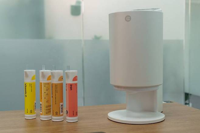 알고케어의 영양제 디스펜서인 '뉴트리션 엔진'