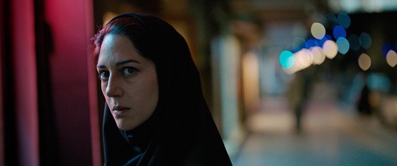 영화 ‘성스러운 거미’(8일 개봉)는 이란에서 성매매 여성 16명을 살해하고 종교적 이유로 자신을 정당화한 연쇄 살인마 사이드 하네이 실화가 토대다. 허구의 여성 기자 ‘라히미’(사진)가 사건을 파헤치며 극을 이끈다. [사진 판씨네마]