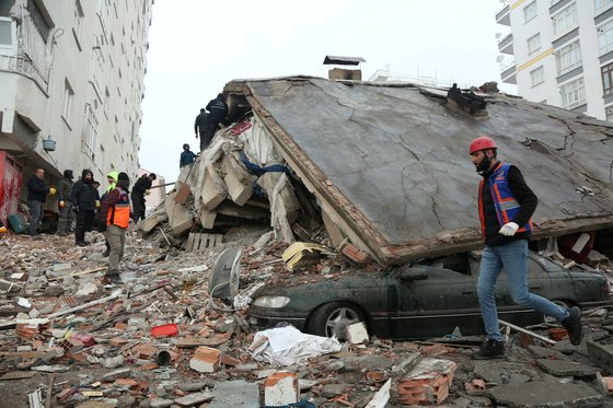 튀르키예 지진 이후 무너진 건물 잔해에서 구조 작업이 진행되고 있다. 로이터=연합뉴스