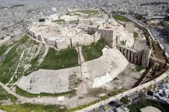 지진 전의 알레포 성채 모습. 사진 트위터 캡처
