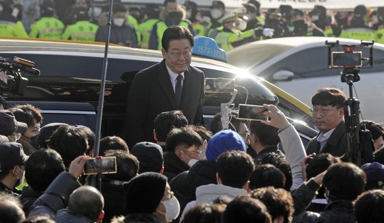 이재명 더불어민주당 대표가 지난달 10일 오전 경기 성남시 수원지검 성남지청 들머리에 주차된 차에서 내리고 있다. 사진 공동취재단