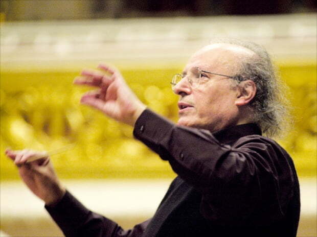 이스라엘 출신의 세계적인 지휘자 엘리아후 인발(87)이 오케스트라를 지휘하고 있다.  KBS교향악단 제공
