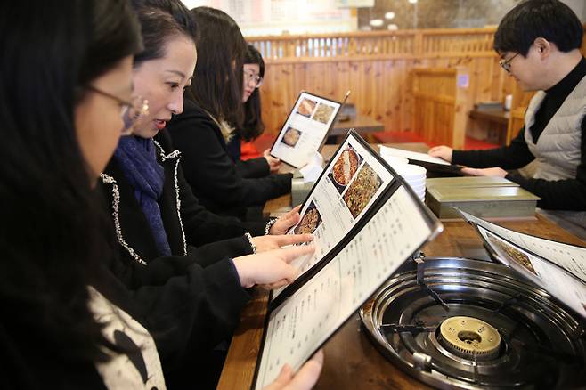 목원대에 재학 중인 중국인 유학생 등이 외국어 메뉴판을 보고 있다. 목원대 제공