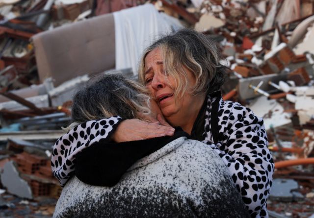 튀르키예 하타이의 지진으로 무너진 건물 잔해에서 7일(현지시간) 피해자들이 부둥켜안고 눈물을 흘리고 있다. 로이터연합뉴스