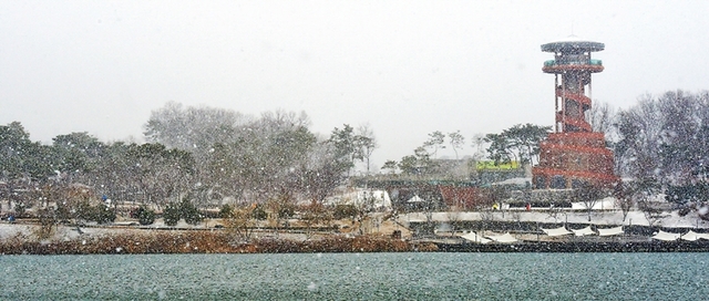 눈이 내리고 있는 광교호수공원 프라이부르크 전망대. 수원특례시 제공