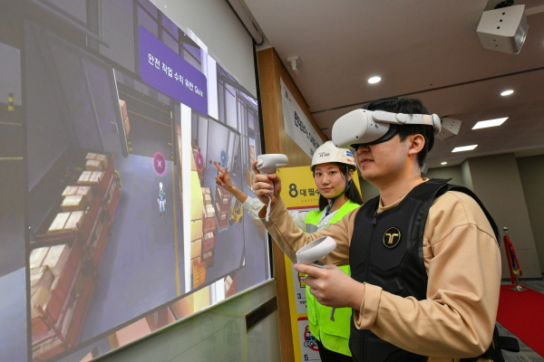 현대모비스 임직원들이 가상현실(VR) 장비를 착용해 사고 상황을 체험하고 안전교육을 받고 있는 모습 [사진제공=현대모비스]