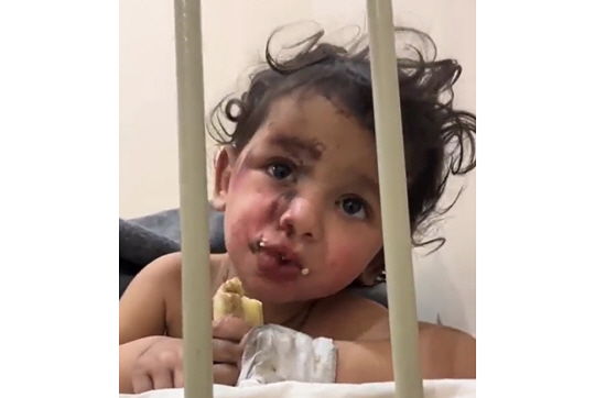 지난 6일(현지시간) 튀르키예(터키)와 시리아 접경지역을 강타한 지진으로 가족을 모두 잃고 혼자 살아 남은 시리아의 한 아기가 구조된 후 치료를 받고 있다. 미국 중동연구원(MEI) 찰스 리스터 선임연구원 트위터 계정 캡처