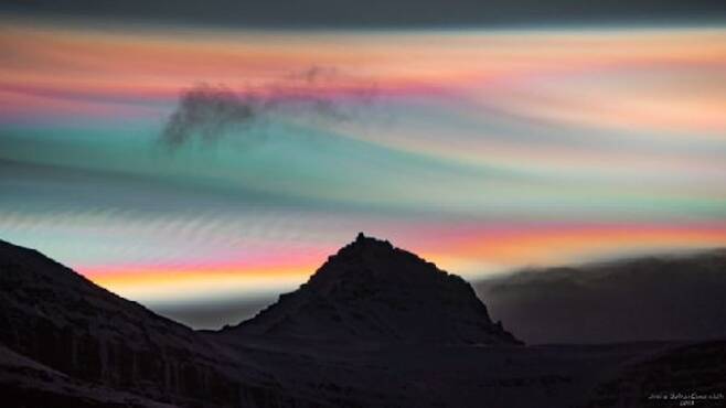 1월 25일 아이슬란드 죄쿨틴두르 산 위의 밤하늘에 빛나는 여러 가지 색의 무지개 구름. 사진=Jónína Guðrún Óskarsdóttir