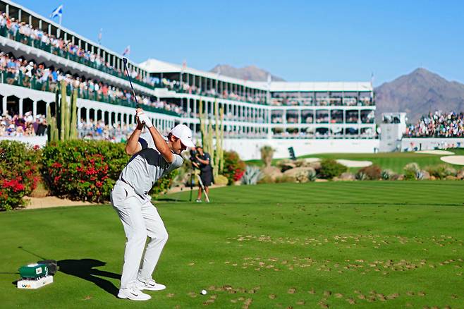 세계 2위 스코티 셰플러가 PGA 투어 WM 피닉스 오픈 2연패에 도전한다. 셰플러가 2022 피닉스 오픈 최종라운드 16번홀(파3)에서 대관중의 함성 속에 티샷을 하고 있다. ｜게티이미지