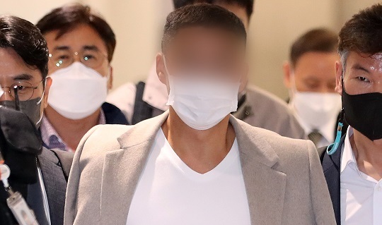 어제 한국으로 압송된 김성태 전 쌍방울 그룹 회장 수행비서 박모 씨 (사진 출처 : 뉴스1)
