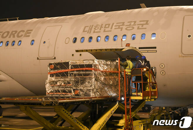공군 튀르키예 지진피해 긴급지원 임무요원들이 7일 인천공항에서 튀르키예로 보내기 위한 구호물품을 다목적공중급유수송기 KC-330에 적재하고 있다. (공군 제공) 2023.2.8/뉴스1