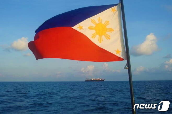 남중국해상에서 필리핀 해양경비대 선박 위에 펄럭이는 필리핀 국기. 2021. 4. 15. 필리핀 해양경비대 배포. ⓒ 로이터=뉴스1 ⓒ News1 최서윤 기자
