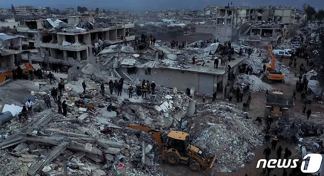 7일(현지시간) 시리아 알레포에서 지진으로 무너진 건물 잔해 위에서 구조 작업이 진행되고 있다. ⓒ 로이터=뉴스1 ⓒ News1 최종일 기자