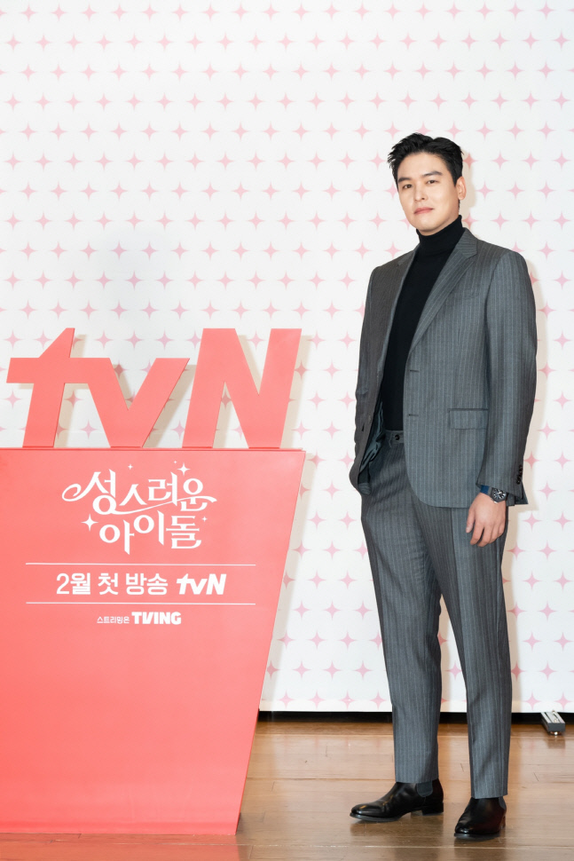 배우 이장우가 8일 오후 사전 녹화 중계로 진행된 tvN 새 수목드라마 ‘성스러운 아이돌’ 제작발표회에서 포즈를 취하고 있다. 제공 | tvN