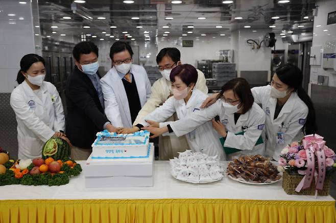 여의도성모병원이 지난 2월 2일 병원 주요보직자 및 교직원이 참석한 가운데 영양팀조리장 축복식을 열고 케이크 커팅식을 진행하고 있다.
