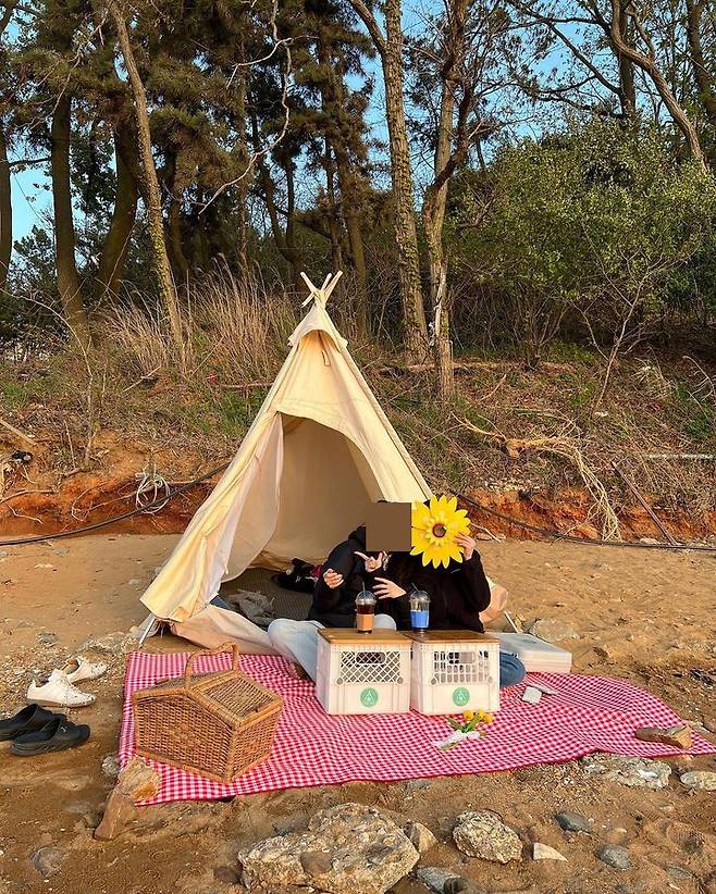 조민씨와 고교 동문인 A씨가 지난해 5월 인스타그램에 올린 "대부도 피크닉" 사진. 주황색과 파란색 컵 홀더가 끼워진 음료 두 잔이 나란히 놓여 있다. /인스타그램