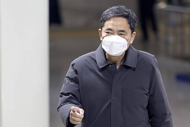 대장동 개발사업에 도움을 주고 뇌물을 수수한 혐의로 기소된 곽상도 전 국민의힘 의원이 8일 오후 서초구 서울중앙지법에서 열린 1심 선고 공판에 출석하고 있다. 공동취재사진