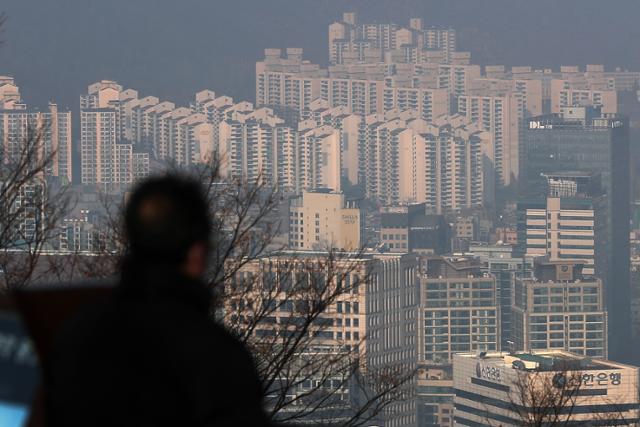 지난해 12월 전국 미분양 주택이 6만8000가구에 육박하며 한달 만에 1만여 가구가 증가한 것으로 나타났다. 전국 미분양 주택 물량 통계가 6만 가구 이상을 기록한 것은 지난 2015년(6만2000가구) 이후 7년 만이다. 사진은 1일 서울 중구 남산에서 바라본 도심 아파트 단지 모습. 뉴스1