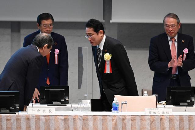 기시다 후미오(오른쪽 두 번째) 일본 총리가 지난해 12월 26일 도쿄에서 열린 재계 단체 '게이단렌' 주최 행사에 도착해 참석자들과 인사하고 있다. 도쿄=AFP 연합뉴스