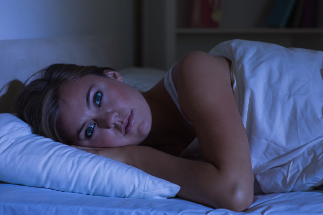 피곤함을 해소하기 위해 빨리 자야한다는 압박감이 수면을 방해할 수 있다/사진=클립아트코리아