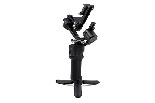 DJI 로닌 RS3 미니, 미러리스 카메라를 사용할 수 있는 전문가용 짐벌 중에서는 가장 작다. 출처=IT동아